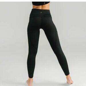 ZYIA Active Pocket Light n' Tight Hi-Rise 7/8
Leggings *black*